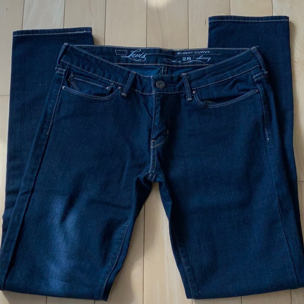 NWOT Levis Skinny dark wash 28